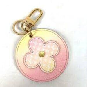 #55 - LOUIS VUITTON Porte Cle Illustrious Bag Charm Monogram Flower Keychain
